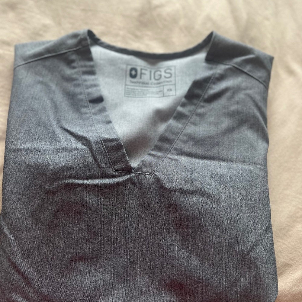 Figs scrub top xs